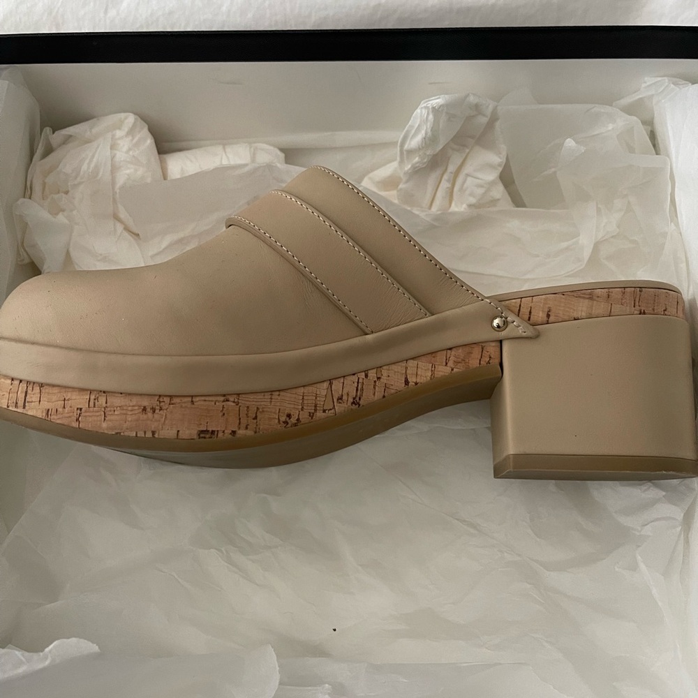 CHANEL Women's Cream Mules with Gold Accent size39 - Picture 8 of 12